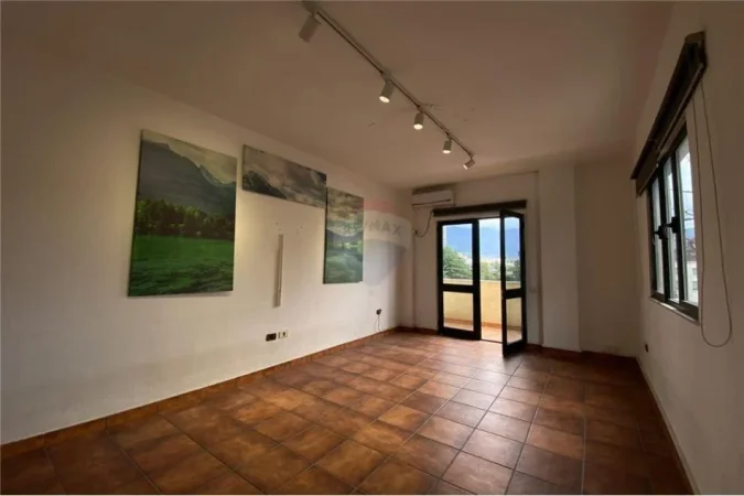Tirane, jepet me qera zyre , 700 € (Bllok)