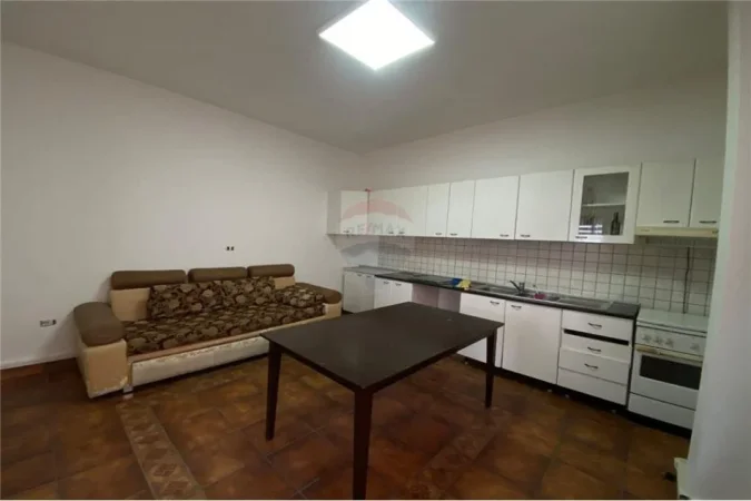 Tirane, jepet me qera zyre , 700 € (Bllok)