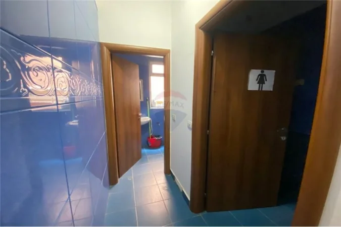 Tirane, jepet me qera zyre , 700 € (Bllok)