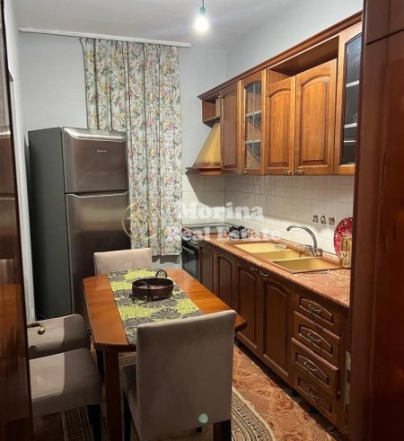 Tirane, jepet me qera apartament 2+1 Kati 1, 100 m² 500 € (Laprake)