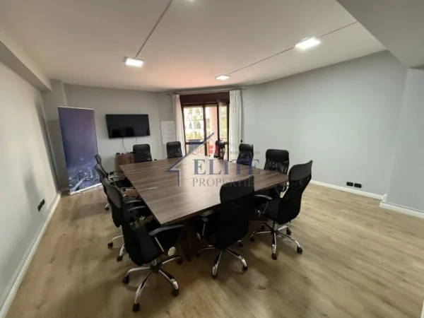 Tirane, jepet me qera zyre Kati 3, 135 m² 1.800 € (Qender)