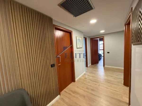 Tirane, jepet me qera zyre Kati 3, 135 m² 1.800 € (Qender)