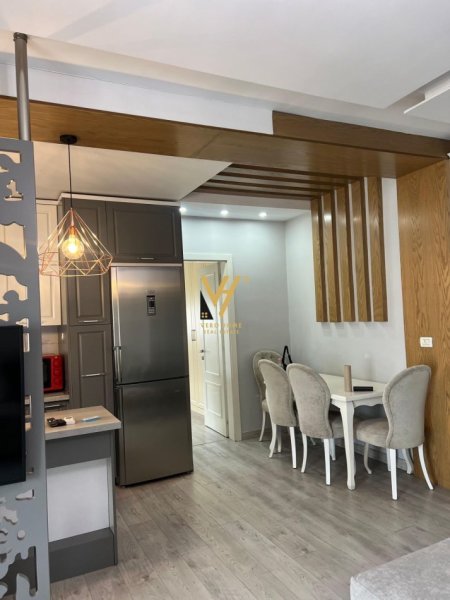 Tirane, jepet me qera apartament 1+1+Ballkon Kati 7, 84 m² 500 € (UNAZA E RE)