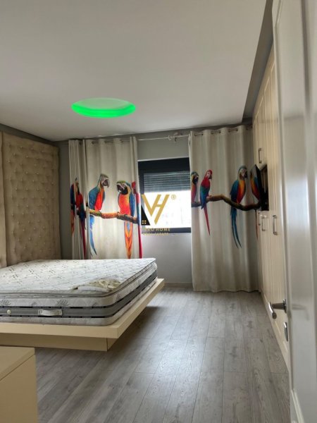 Tirane, jepet me qera apartament 1+1+Ballkon Kati 7, 84 m² 500 € (UNAZA E RE)