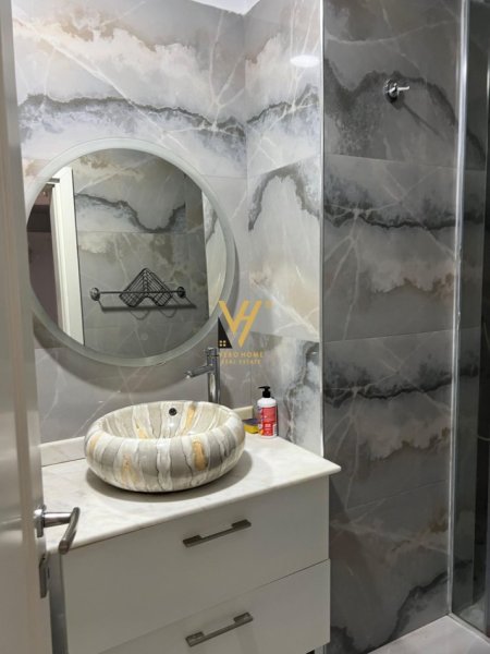 Tirane, jepet me qera apartament 1+1+Ballkon Kati 7, 84 m² 500 € (UNAZA E RE)