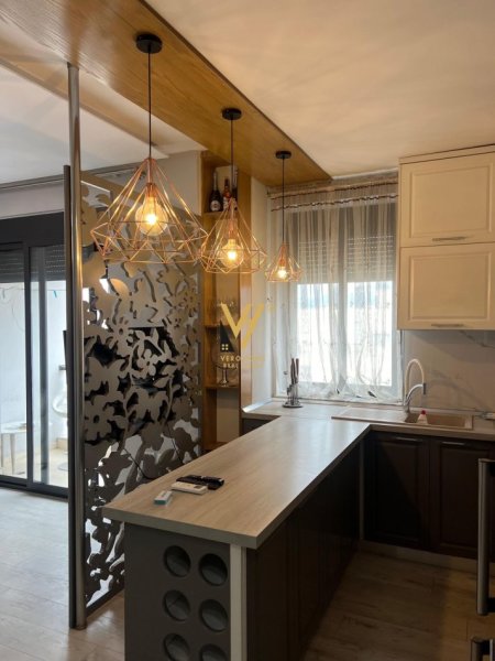 Tirane, jepet me qera apartament 1+1+Ballkon Kati 7, 84 m² 500 € (UNAZA E RE)