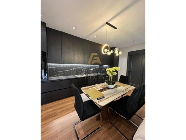 Tirane, jepet me qera apartament+verande | Penthouse 3+1+2 Kati 14, 2.500 € (Rruga e Kavajes)
