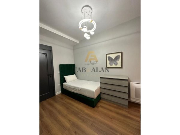 Tirane, jepet me qera apartament+verande | Penthouse 3+1+2 Kati 14, 2.500 € (Rruga e Kavajes)