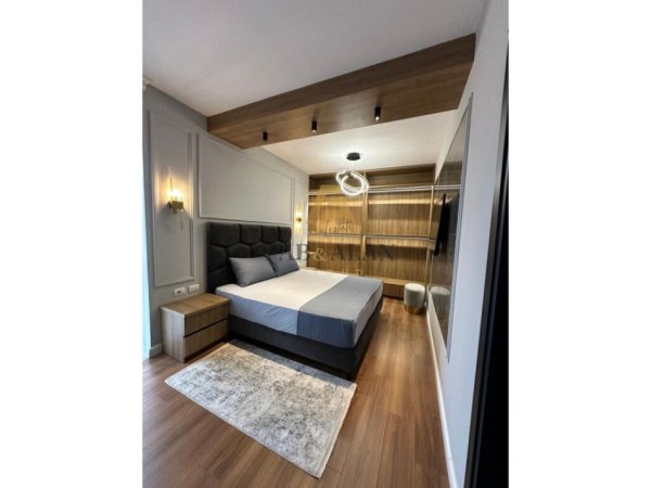 Tirane, jepet me qera apartament+verande | Penthouse 3+1+2 Kati 14, 2.500 € (Rruga e Kavajes)