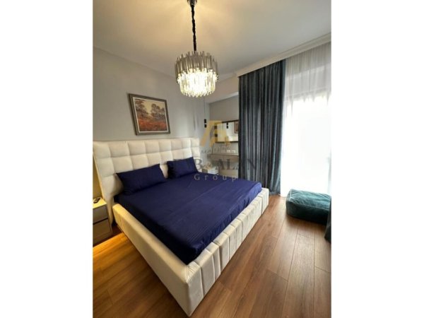 Tirane, jepet me qera apartament+verande | Penthouse 3+1+2 Kati 14, 2.500 € (Rruga e Kavajes)