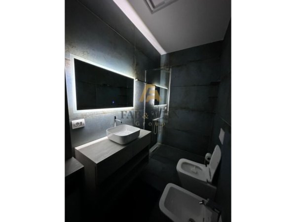 Tirane, jepet me qera apartament+verande | Penthouse 3+1+2 Kati 14, 2.500 € (Rruga e Kavajes)