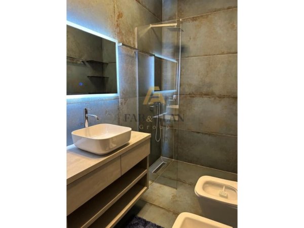 Tirane, jepet me qera apartament+verande | Penthouse 3+1+2 Kati 14, 2.500 € (Rruga e Kavajes)
