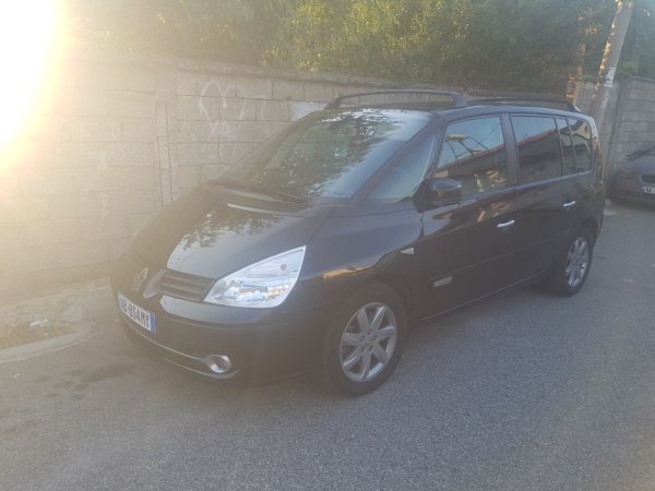 Tirane, shitet makine SHITET ose Nderrohet Renault full opsion 2011 Nafte, e zeze manuale Klima 190.000 km 5.900 €