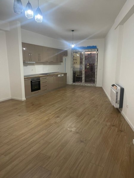 Tirane, jepet me qera apartament 3+1+Aneks+Ballkon Kati 4, 149 m² 500 € (bulevardi i ri)