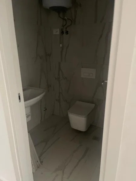 Tirane, jepet me qera apartament 3+1+Aneks+Ballkon Kati 4, 149 m² 500 € (bulevardi i ri)