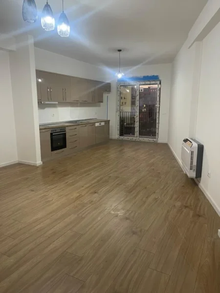 Tirane, jepet me qera zyre Kati 5, 151 m² 500 € (bulevardi i ri)