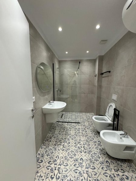 Tirane, jepet me qera apartament 1+1 Kati 1, 60 m² 700 € (Myslym Shyr)
