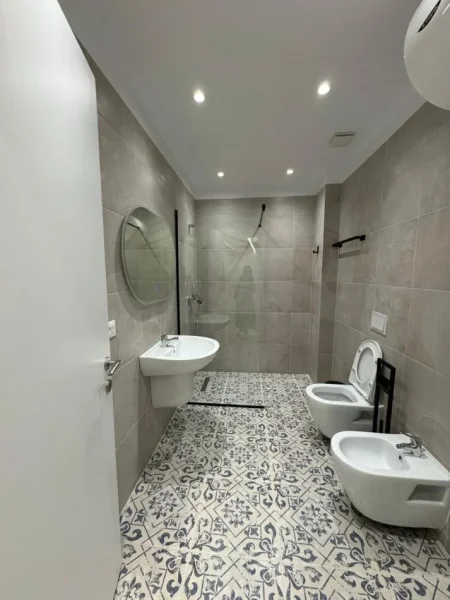 Tirane, jepet me qera apartament 1+1 Kati 1, 60 m² 700 € (Myslym Shyr)