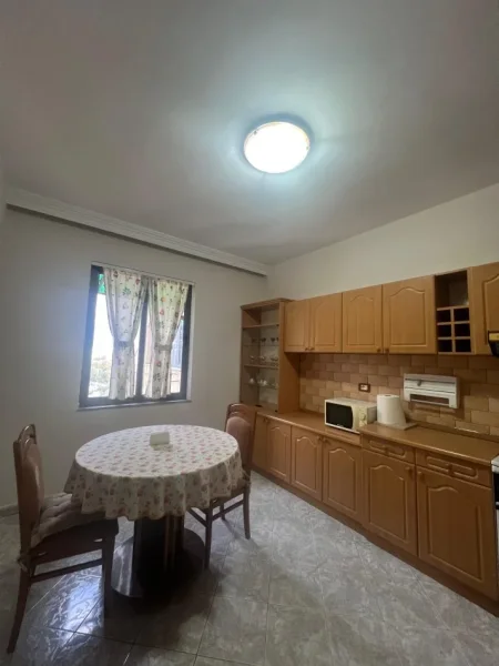 Shitet Apartament 2+1+2, Zogu i Zi