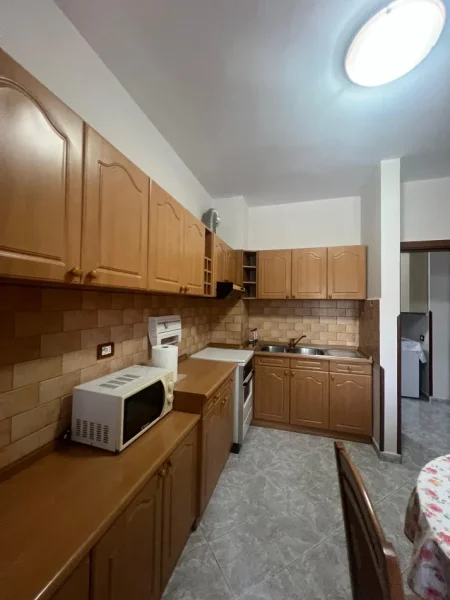 Shitet Apartament 2+1+2, Zogu i Zi