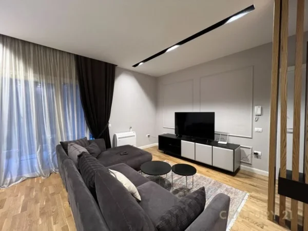 Tirane, jepet me qera apartament 1+1 Kati 1, 70 m² 600 € (Kopshti Botanik)