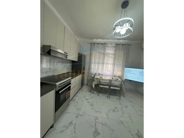 Tirane, jepet me qera apartament 1+1 Kati 2, 60 m² 520 € (Rruga e Barrikadave, Tirane)