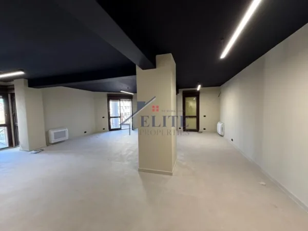 Tirane, jepet me qera dyqan Kati 8, 145 m² 2.000 € (Qender)