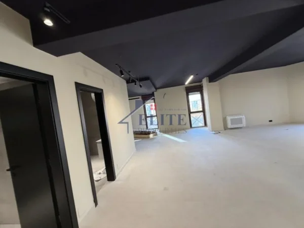 Tirane, jepet me qera dyqan Kati 8, 145 m² 2.000 € (Qender)