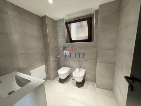 Tirane, jepet me qera dyqan Kati 8, 145 m² 2.000 € (Qender)