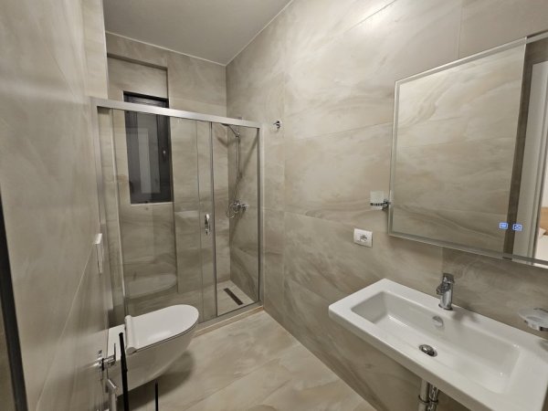 Tirane, jepet me qera apartament 2+1 Kati 5, 110 m² 650 € (Rruga Xhanfize Keko)