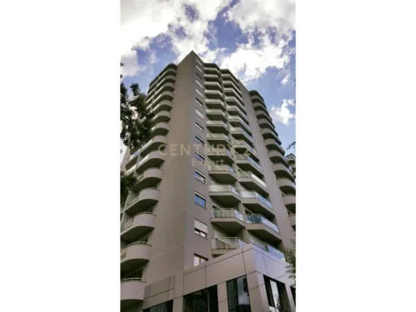 Tirane, jepet me qera ambjent biznesi Kati 2, 228 m² 5.000 € (Ish Blloku)