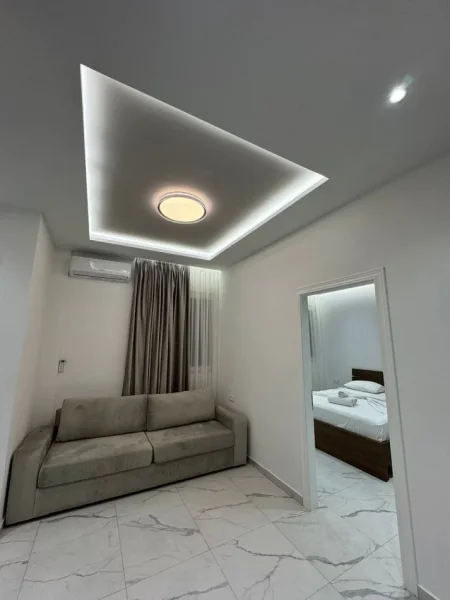 Tirane, jepet me qera apartament 1+1 Kati 1, 65 m² 500 € (Rruga 5 Maji, prane Concord Center)