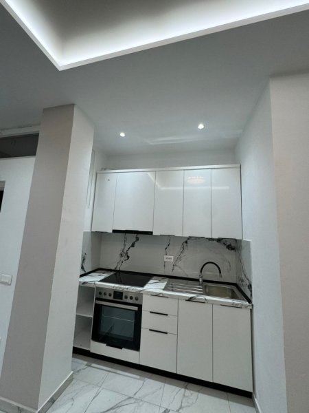 Tirane, jepet me qera apartament 1+1 Kati 1, 65 m² 500 € (Rruga 5 Maji, prane Concord Center)