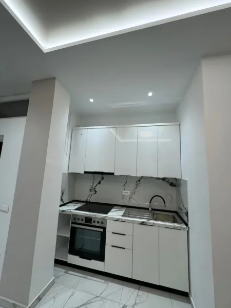 Tirane, jepet me qera apartament 1+1 Kati 1, 65 m² 500 € (Rruga 5 Maji, prane Concord Center)