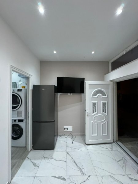 Tirane, jepet me qera apartament 1+1 Kati 1, 65 m² 500 € (Rruga 5 Maji, prane Concord Center)
