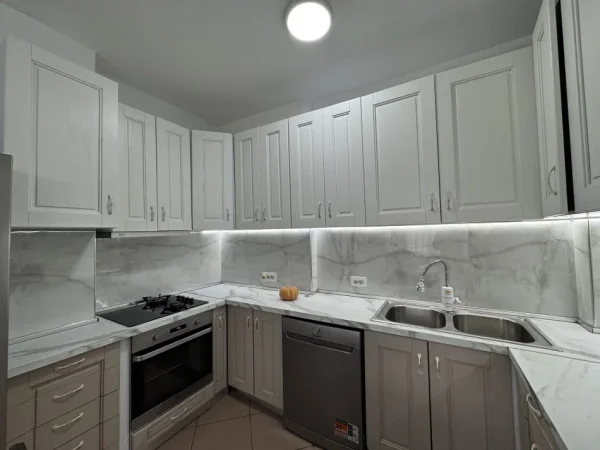 Tirane, jepet me qera apartament 2+1+Aneks+Ballkon Kati 5, 93 m² 850 € (Rruga Brigada e VIII)