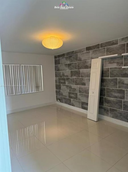 Tirane, jepet me qera dyqan Kati 0, 25 m² 600 € (Vasil Shanto)