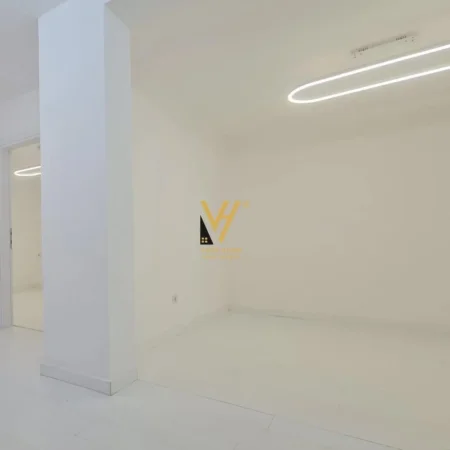 Tirane, jepet me qera zyre Kati 0, 60 m² 700 € (ZOGU I ZI)