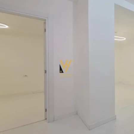 Tirane, jepet me qera zyre Kati 0, 60 m² 700 € (ZOGU I ZI)
