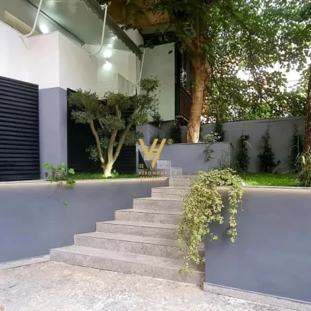 Tirane, jepet me qera zyre Kati 0, 60 m² 700 € (ZOGU I ZI)