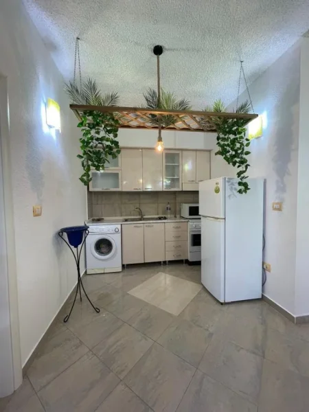 Tirane, jepet me qera apartament 1+1+Ballkon Kati 7, 100 m² 700 € (Rruga e Kosovareve)