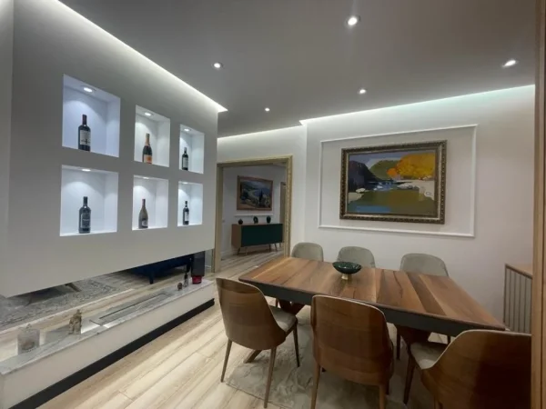 Tirane, jepet me qera apartament 3+1+Ballkon Kati 6, 163 m² 2.500 € (Qender)