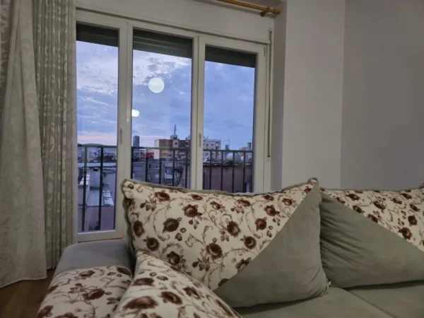 Tirane, jepet me qera apartament 2+1 , 700 € (ali demi)