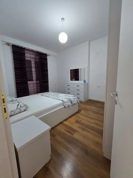 Tirane, jepet me qera apartament 2+1 , 700 € (ali demi)