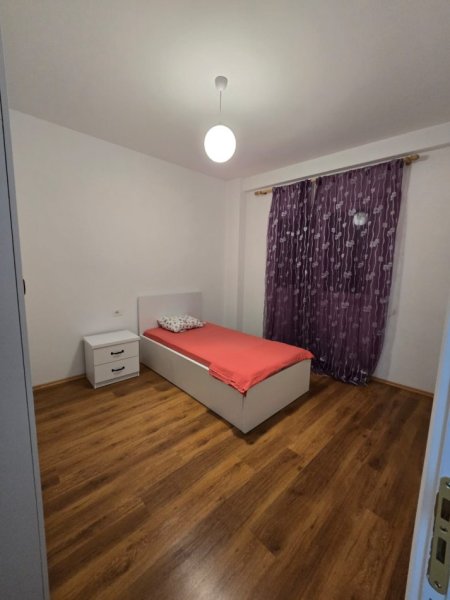 Tirane, jepet me qera apartament 2+1 , 700 € (ali demi)