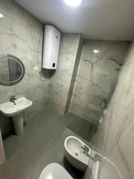 Tirane, jepet me qera ambjent biznesi Kati 2, 121 m² 1.200 € (Rruga e Kosovareve)