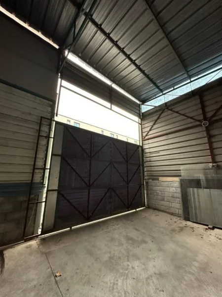 Tirane, jepet me qera magazine Kati 0, 400 m² 2.000 € (Autostrada Tirane Durres)