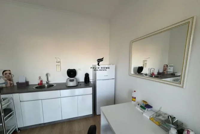 Tirane, jepet me qera ambjent biznesi Kati 2, 100 m² 1.500 € (LIQENI I THATE)