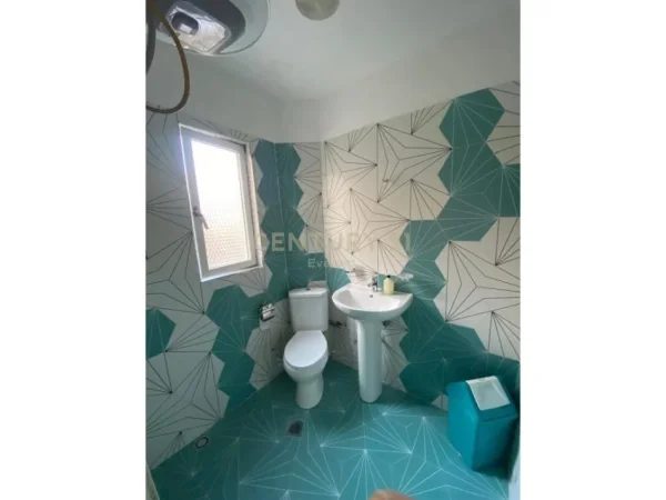 Tirane, jepet me qera ambjent biznesi Kati 2, 25 m² 350 € (Stadiumi Dinamo)