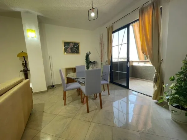 Tirane, jepet me qera apartament 1+1+Ballkon Kati 5, 100 m² 700 € (Rruga e Kosovareve)